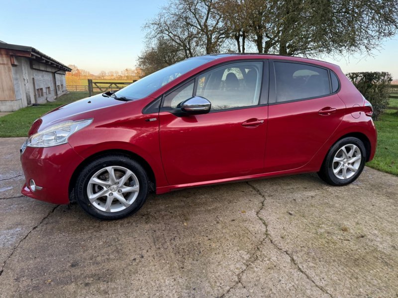 PEUGEOT 208