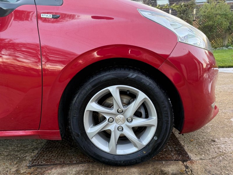 PEUGEOT 208