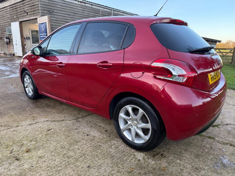 PEUGEOT 208
