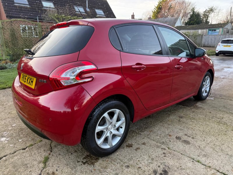 PEUGEOT 208