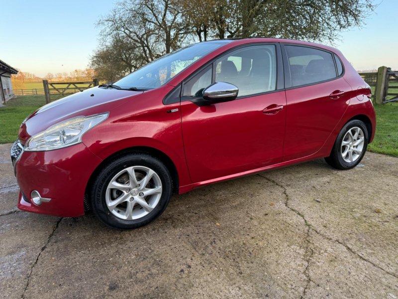 PEUGEOT 208