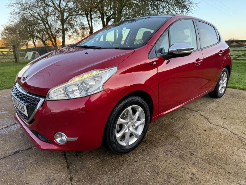 PEUGEOT 208