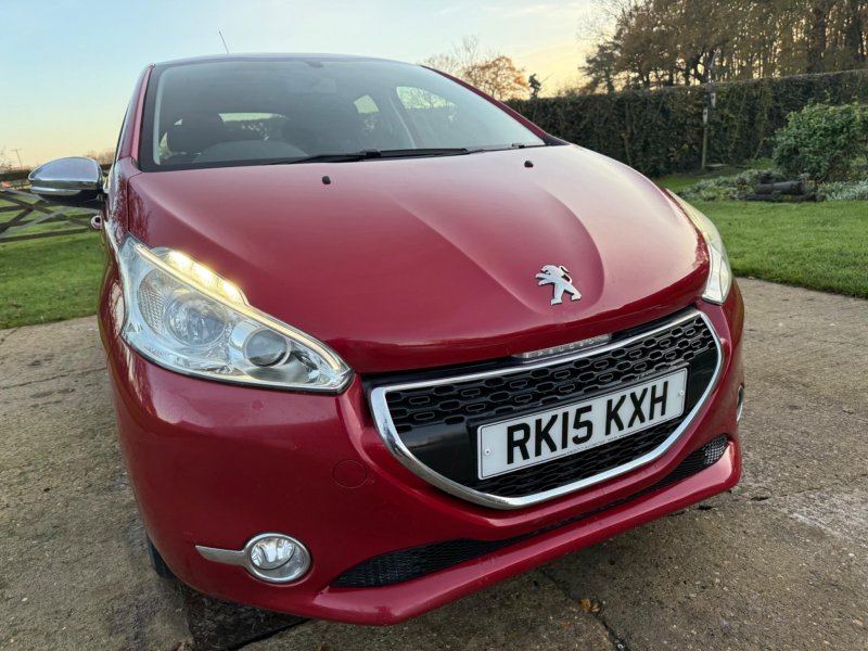PEUGEOT 208