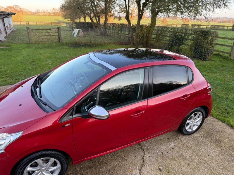 PEUGEOT 208