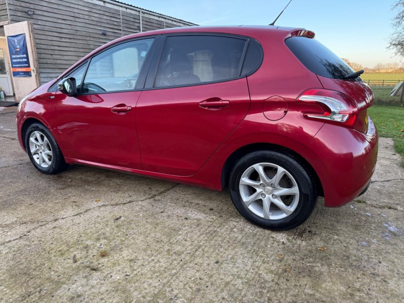 PEUGEOT 208