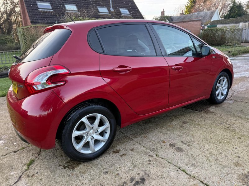 PEUGEOT 208