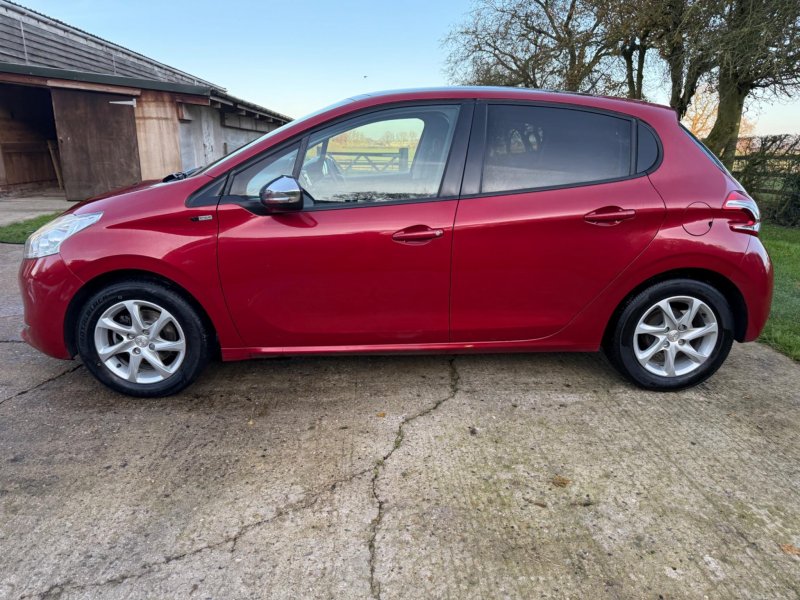 PEUGEOT 208