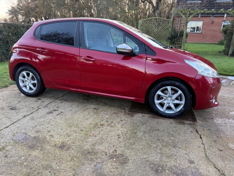PEUGEOT 208