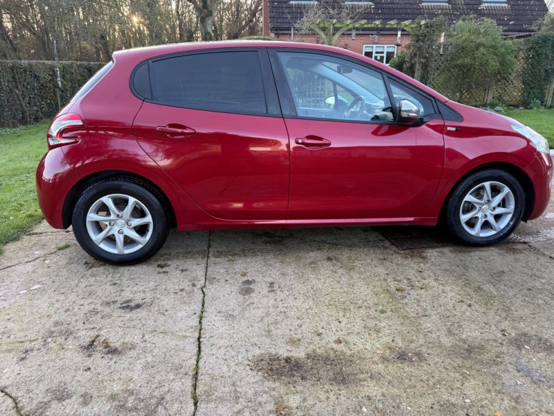 PEUGEOT 208