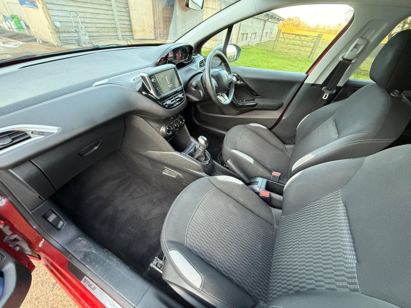 PEUGEOT 208