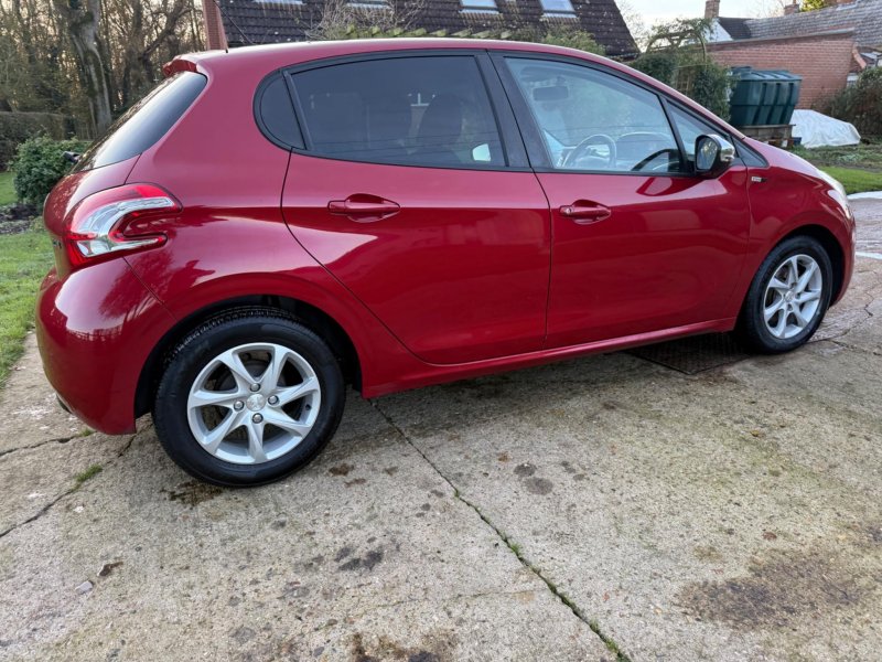 PEUGEOT 208