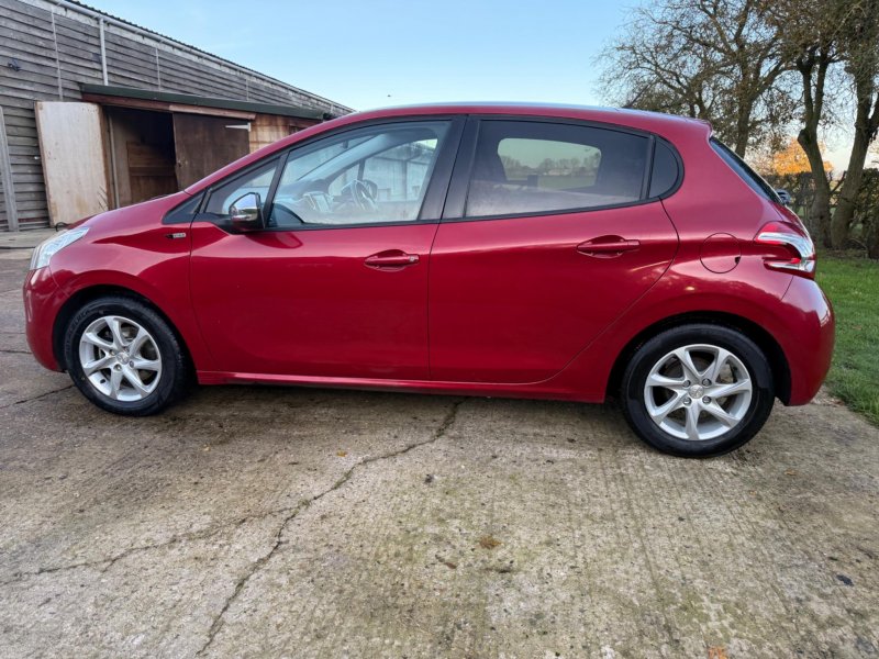 PEUGEOT 208