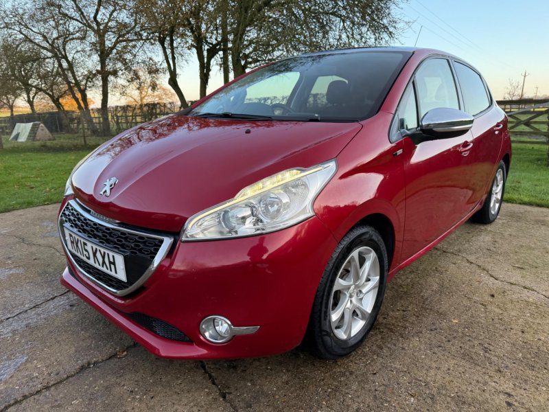 PEUGEOT 208