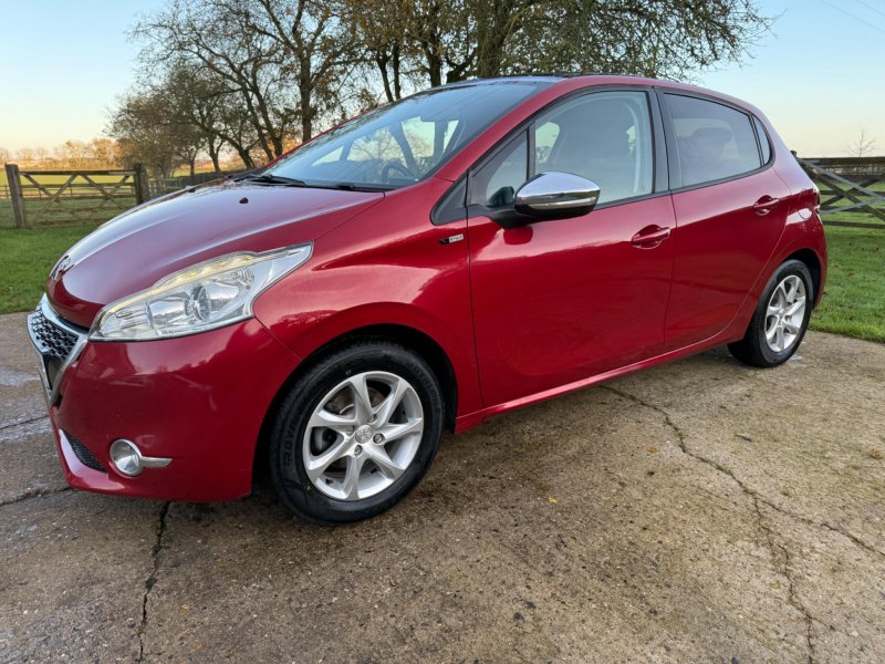 PEUGEOT 208