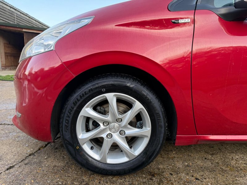 PEUGEOT 208