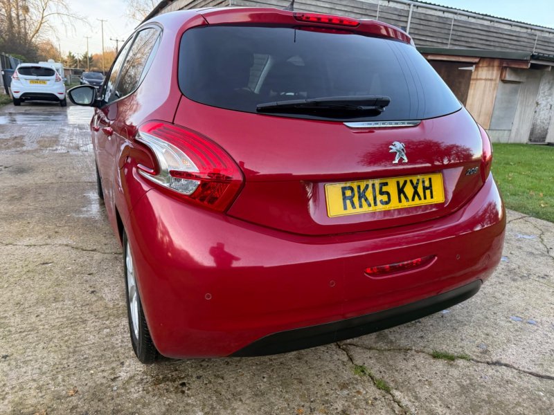 PEUGEOT 208