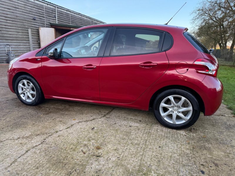 PEUGEOT 208