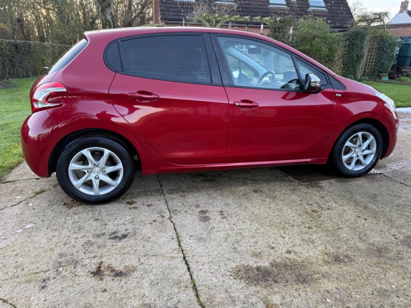 PEUGEOT 208