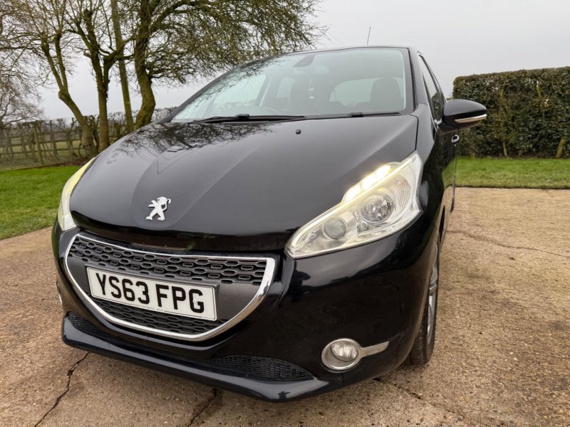 PEUGEOT 208