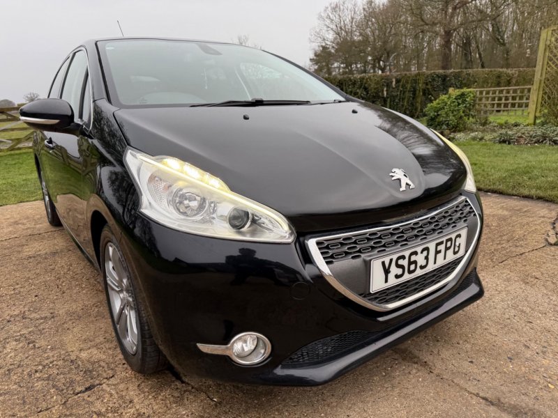 PEUGEOT 208